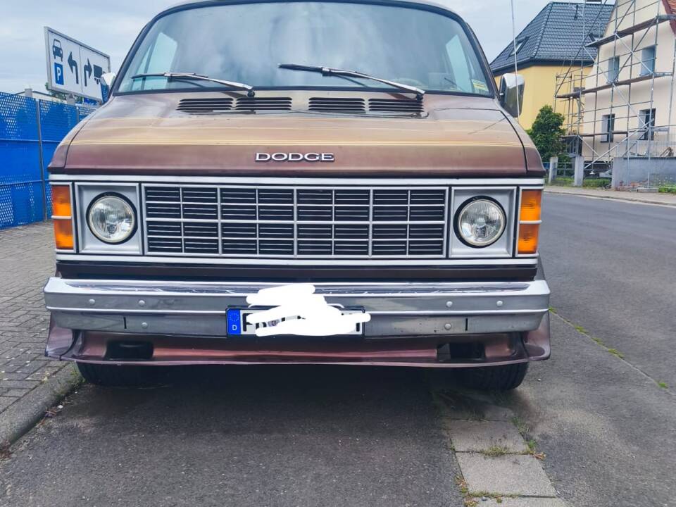 Immagine 2/143 di Dodge B 200 Sportsman (1978)