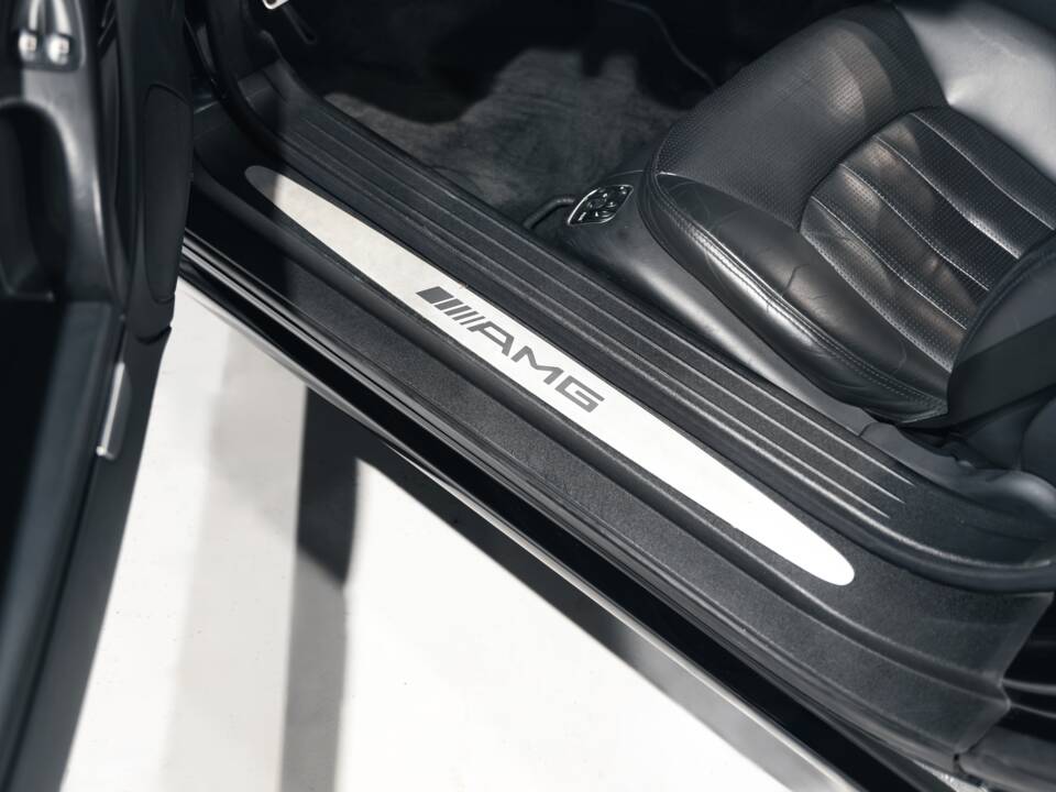 Image 23/31 of Mercedes-Benz SL 55 AMG (2003)