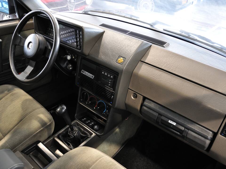 Bild 20/21 von Alfa Romeo 90 2.5 Quadrifoglio Oro (1985)