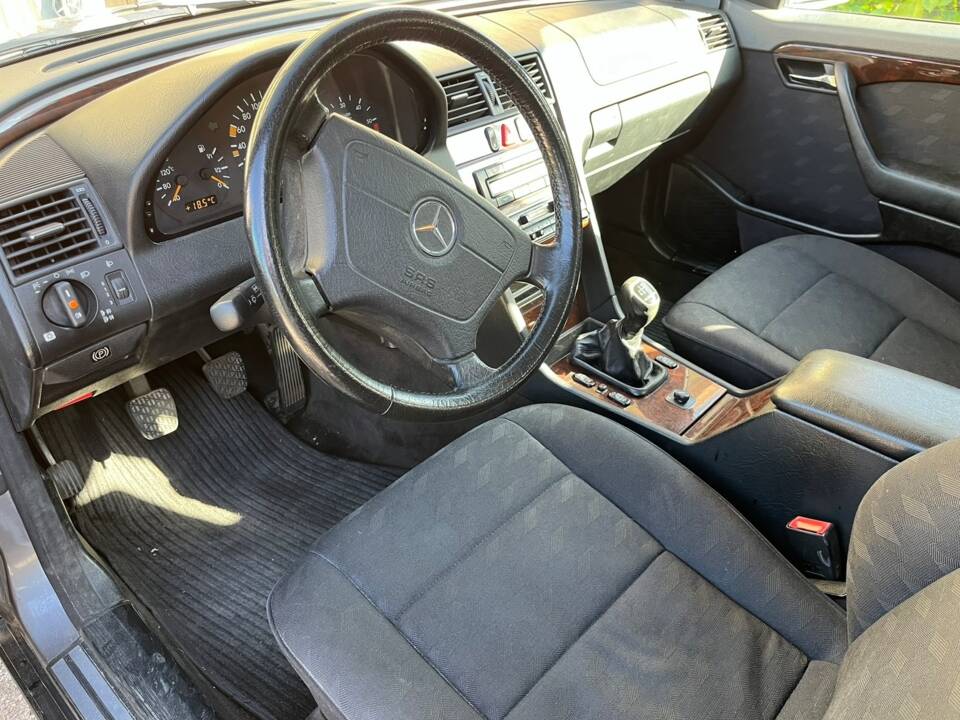 Image 5/11 of Mercedes-Benz C 220 Diesel (1995)