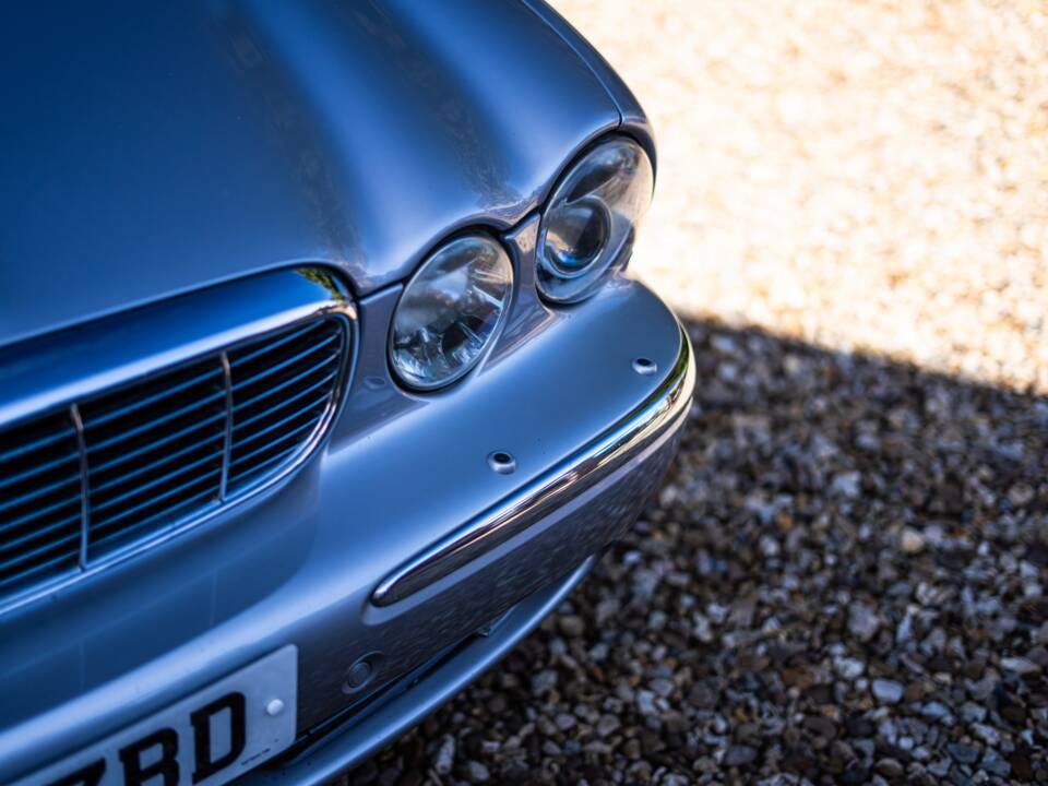 Image 29/50 of Jaguar XJ 8 4.2 (2003)