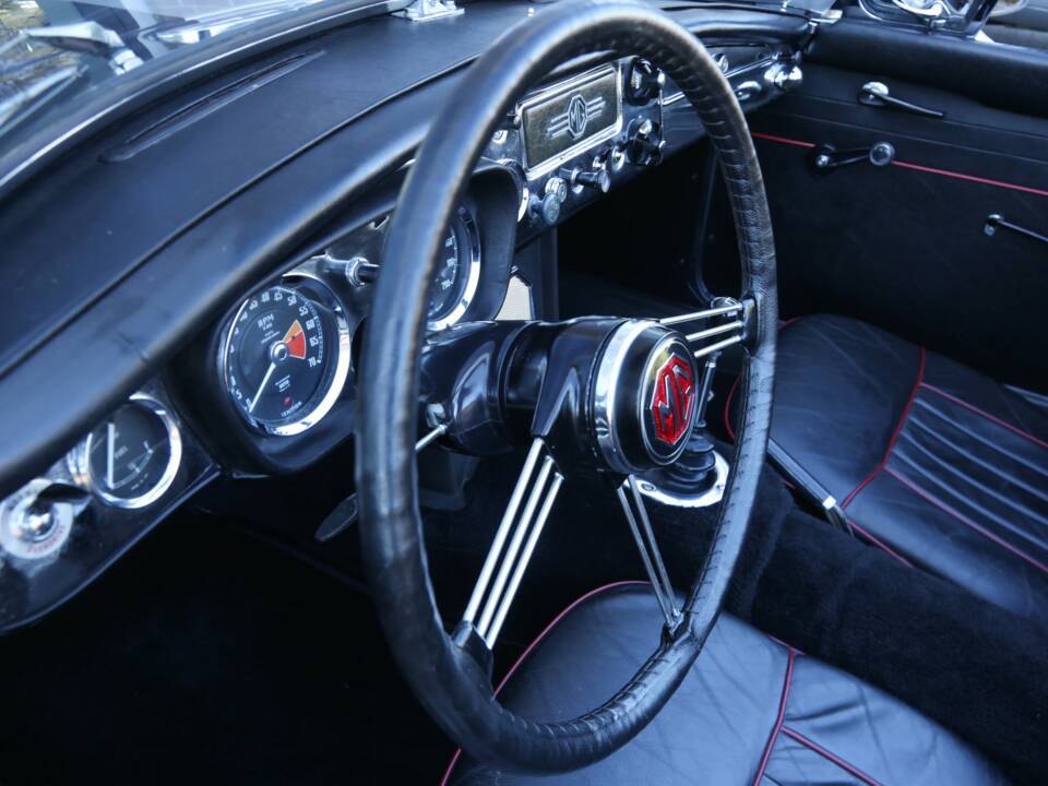 Image 24/50 de MG MGB (1966)