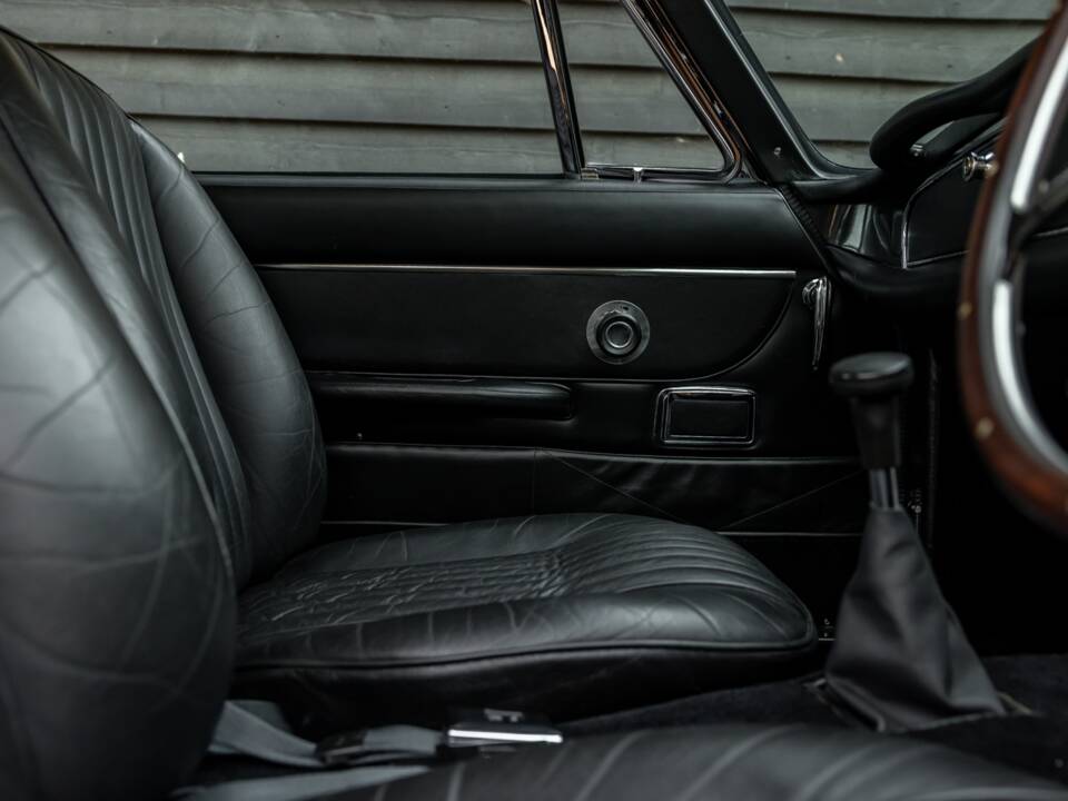 Bild 41/62 von Aston Martin DB 6 Mk II (1970)