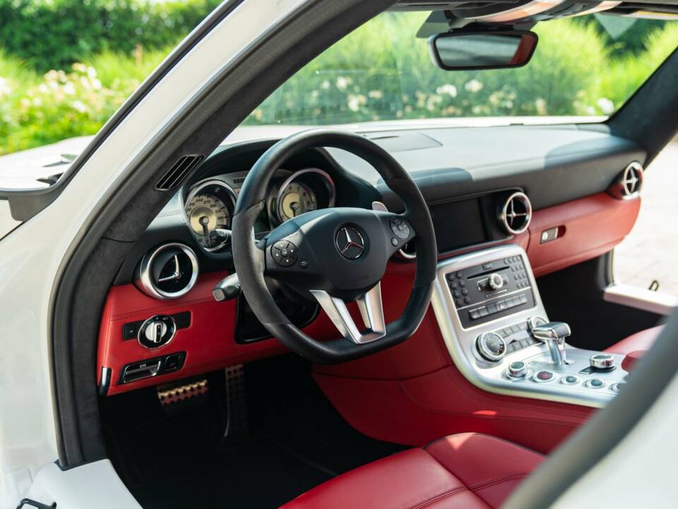 Image 20/50 of Mercedes-Benz SLS AMG (2010)