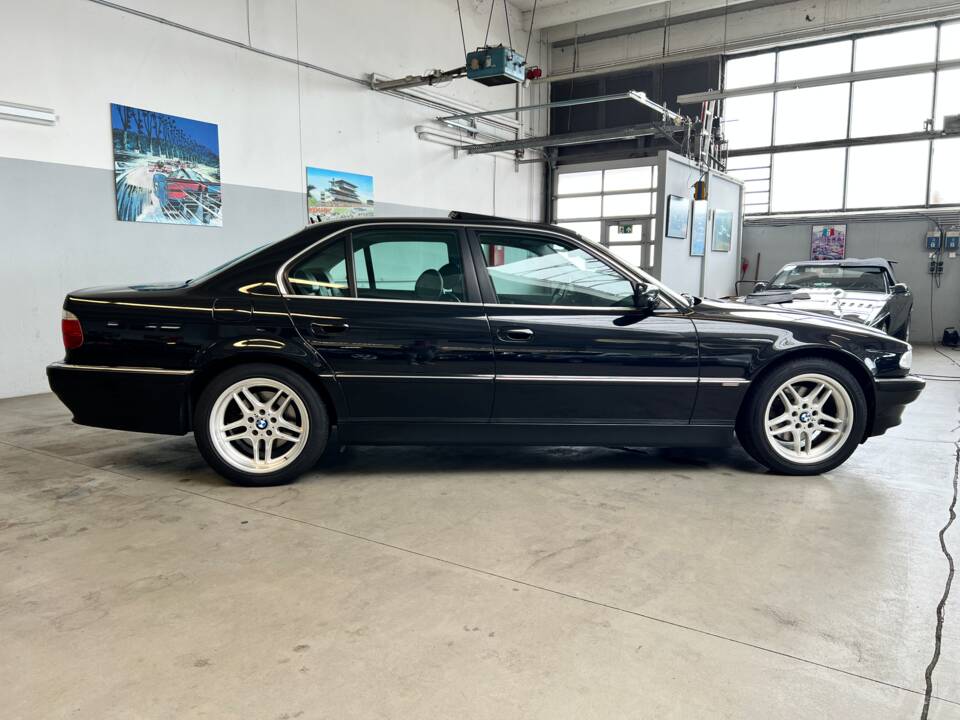 Immagine 5/48 di BMW 740i (2001)