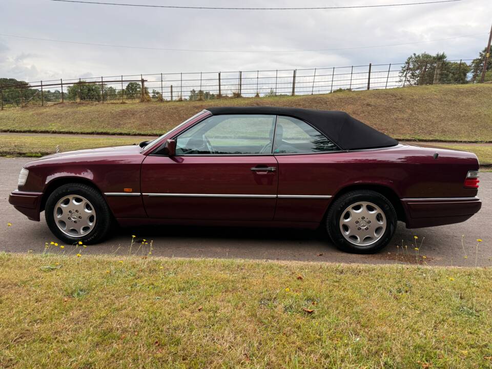 Bild 6/32 von Mercedes-Benz E 220 (1996)