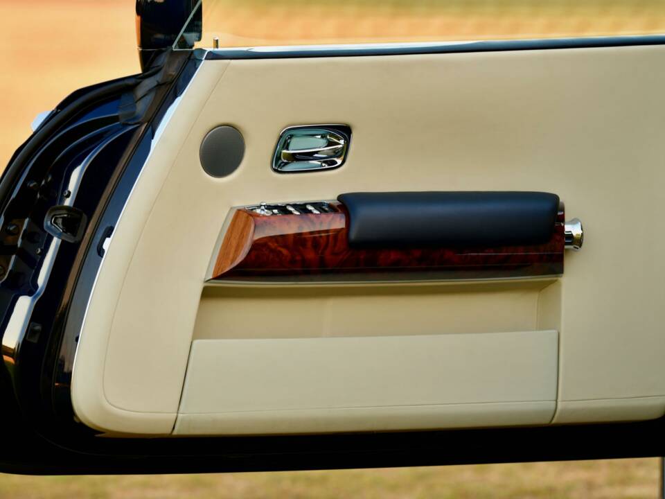 Image 33/50 of Rolls-Royce Phantom Coupé (2010)