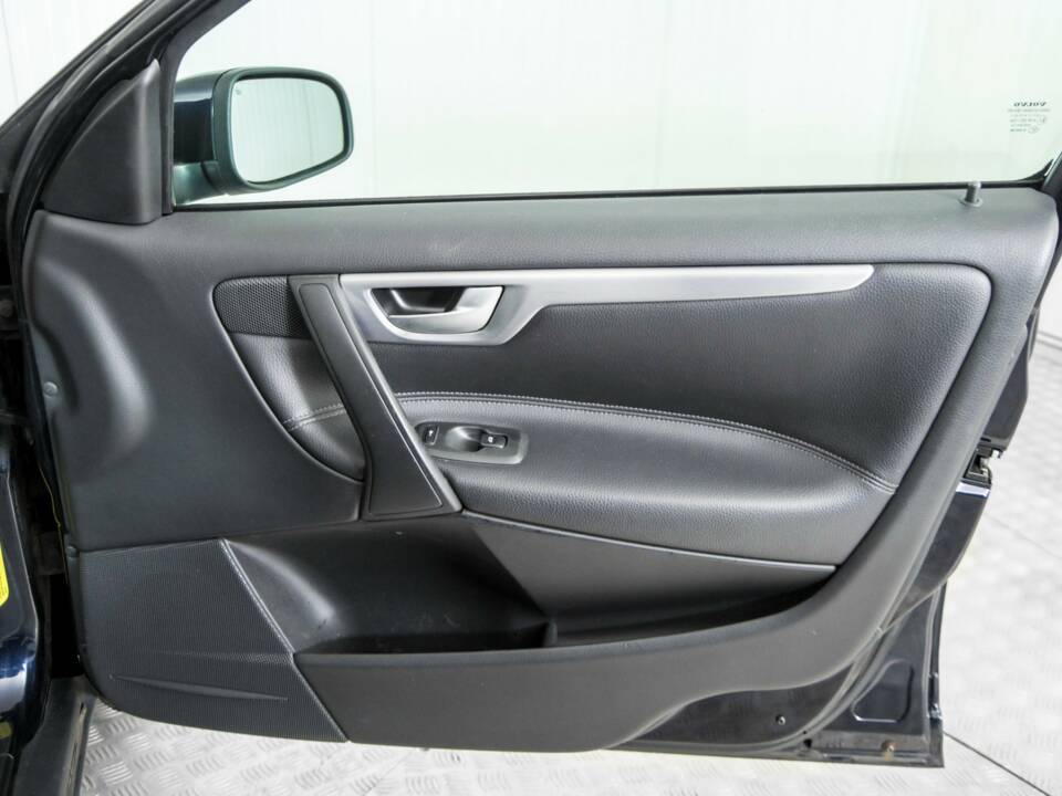 Bild 32/48 von Volvo V 70 2.4 (2006)
