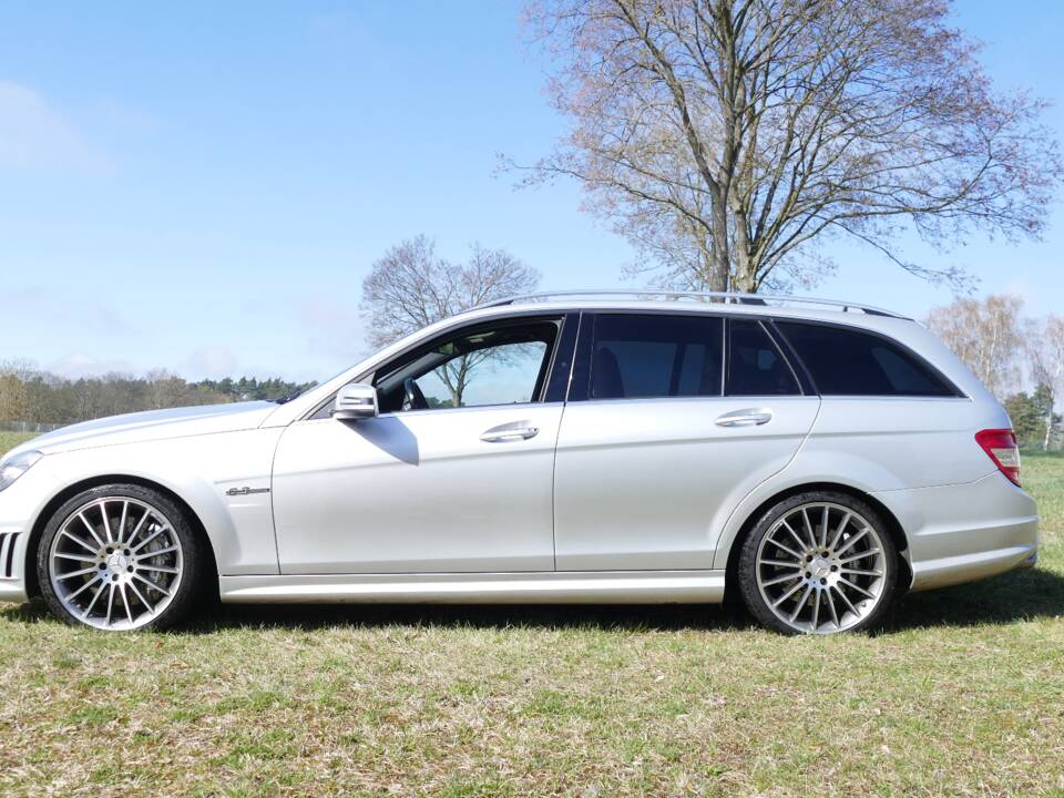 Imagen 7/18 de Mercedes-Benz C 63 AMG T (2010)