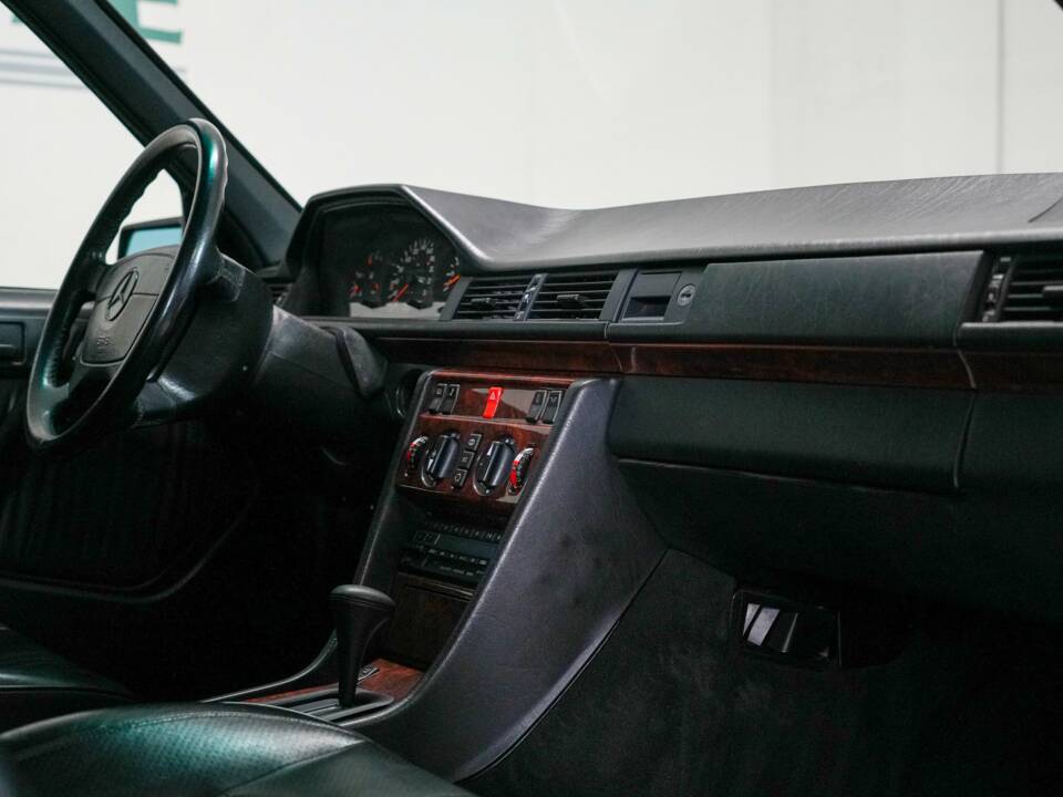 Image 20/32 of Mercedes-Benz 500 E (1992)