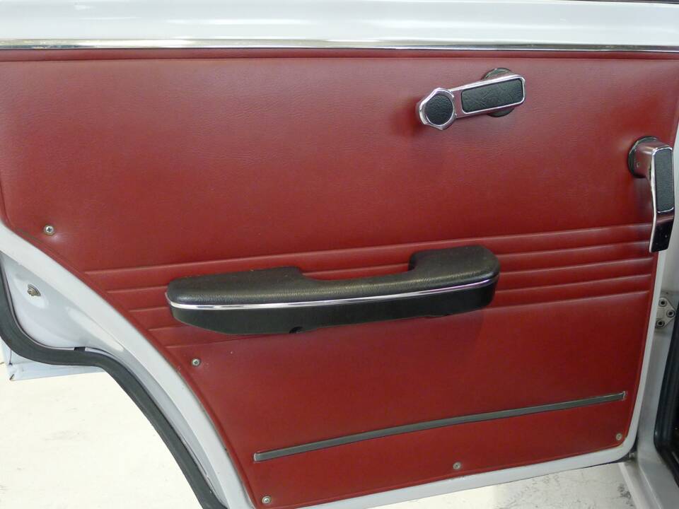 Image 21/34 of Alfa Romeo Giulia Nuova Super 1600 (1974)