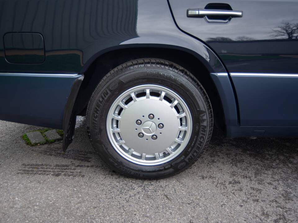 Bild 25/26 von Mercedes-Benz 300 TE (1992)