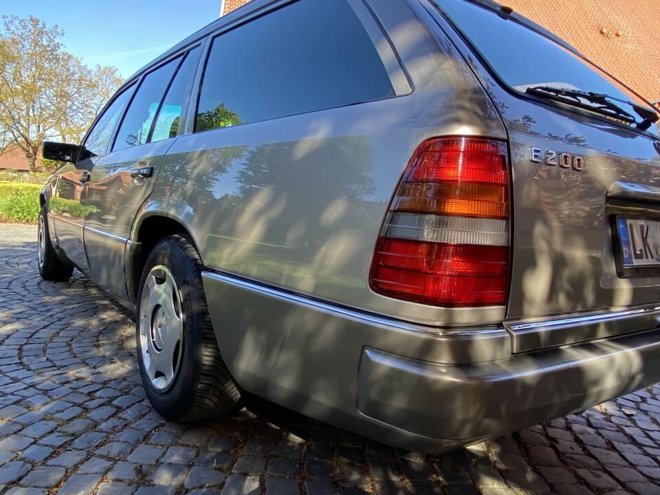Bild 8/33 von Mercedes-Benz E 200 T (1994)