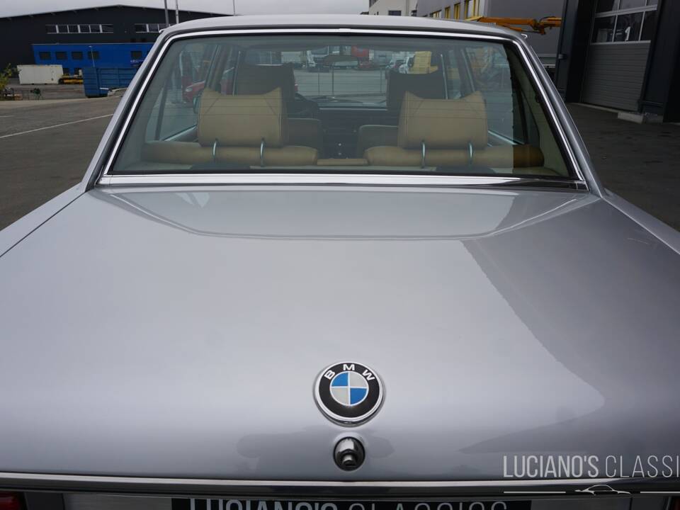 Image 31/76 de BMW 3,3 L (1975)