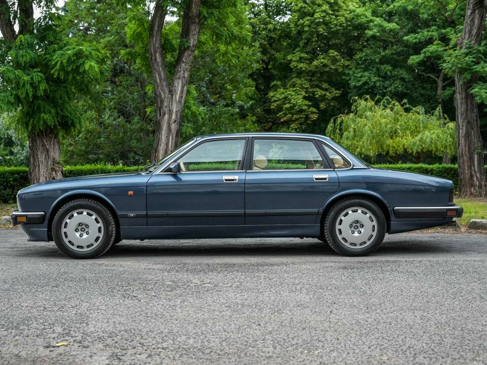 Immagine 7/55 di Jaguar XJ 40 (XJ-R) (1990)