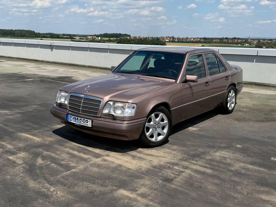 Immagine 4/13 di Mercedes-Benz E 220 (1994)