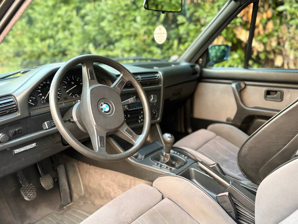 Image 7/27 of BMW 320i (1989)