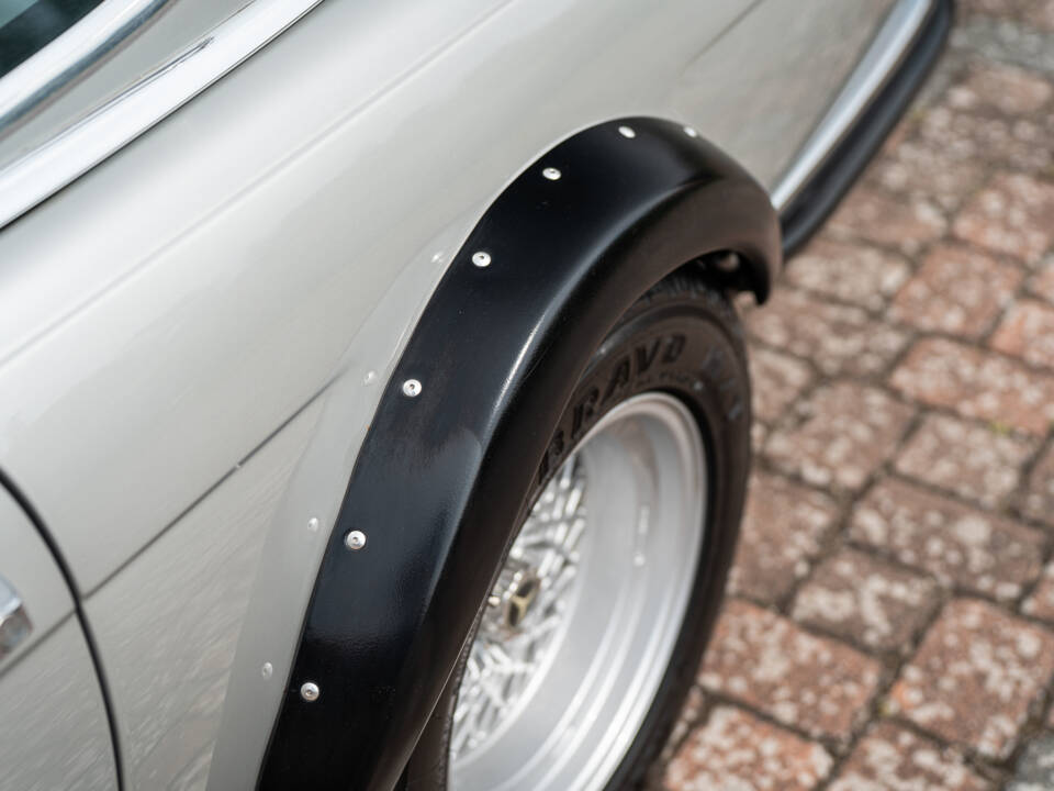Image 15/68 of Mercedes-Benz 500 SL (1984)