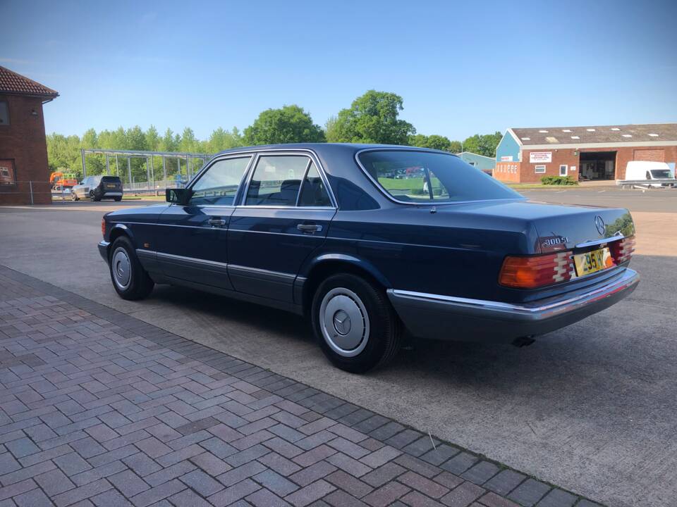 Image 6/13 of Mercedes-Benz 300 SE (1988)
