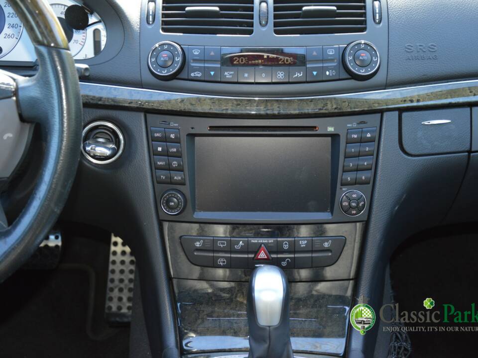 Image 36/50 of Mercedes-Benz E 500 T (2004)