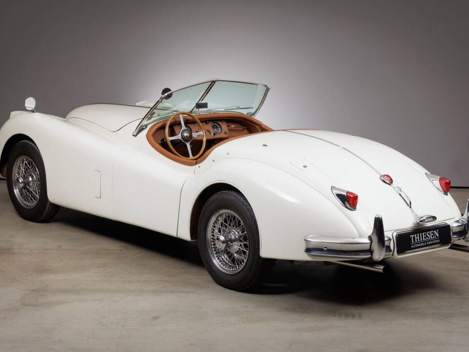 Image 12/39 of Jaguar XK 140 OTS (1954)