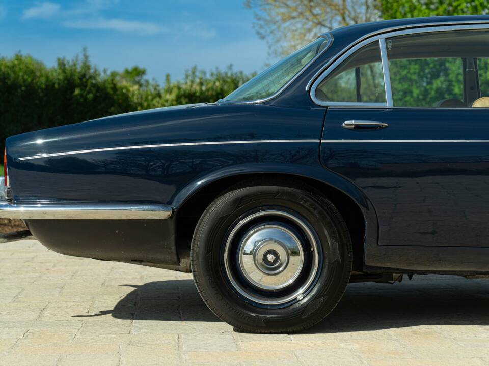 Image 23/50 de Jaguar XJ 6 4.2 (1972)