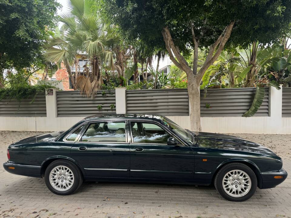 Image 2/10 of Jaguar XJ 8 Executive (2000)
