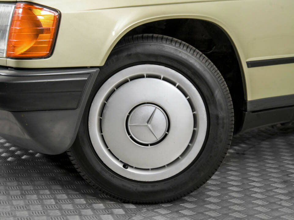 Imagen 4/50 de Mercedes-Benz 190 E (1986)