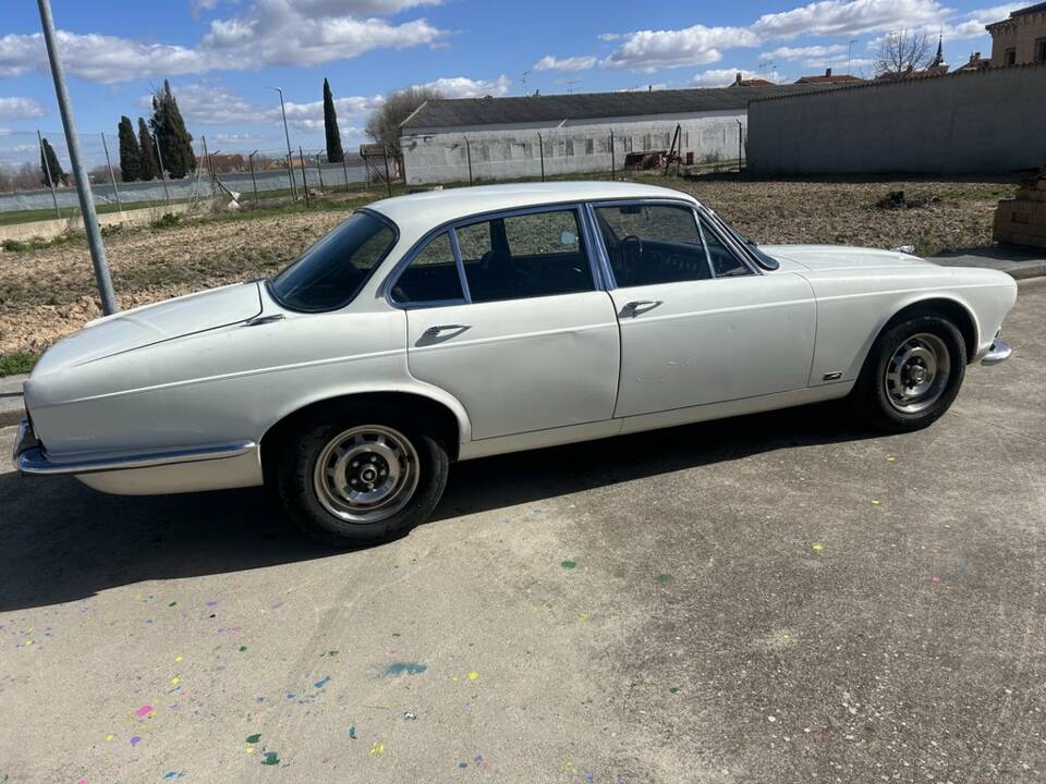 Bild 7/8 von Jaguar XJ 6 2.8 (1972)
