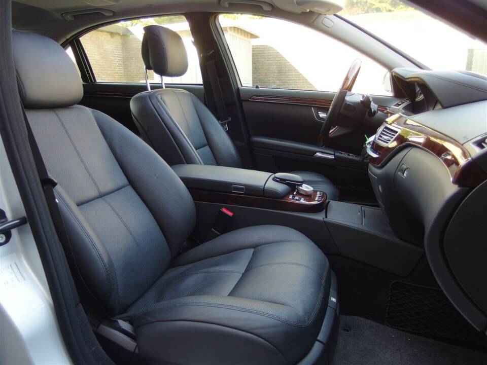 Image 48/98 of Mercedes-Benz S 500 L (2007)