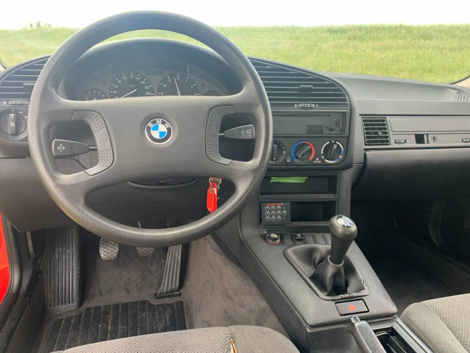 Image 5/5 of BMW 316i (1993)