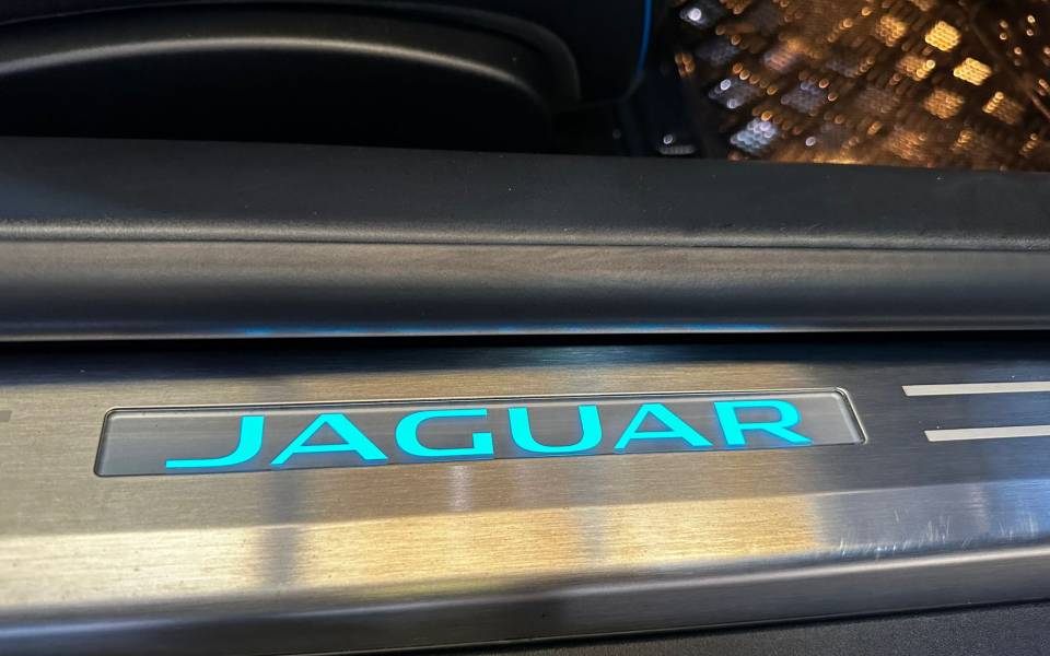 Image 25/50 of Jaguar F-Type SVR (2017)