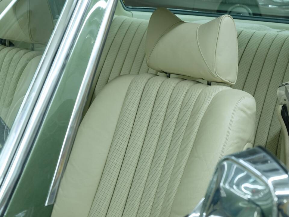 Image 22/50 de Mercedes-Benz 350 SLC (1973)