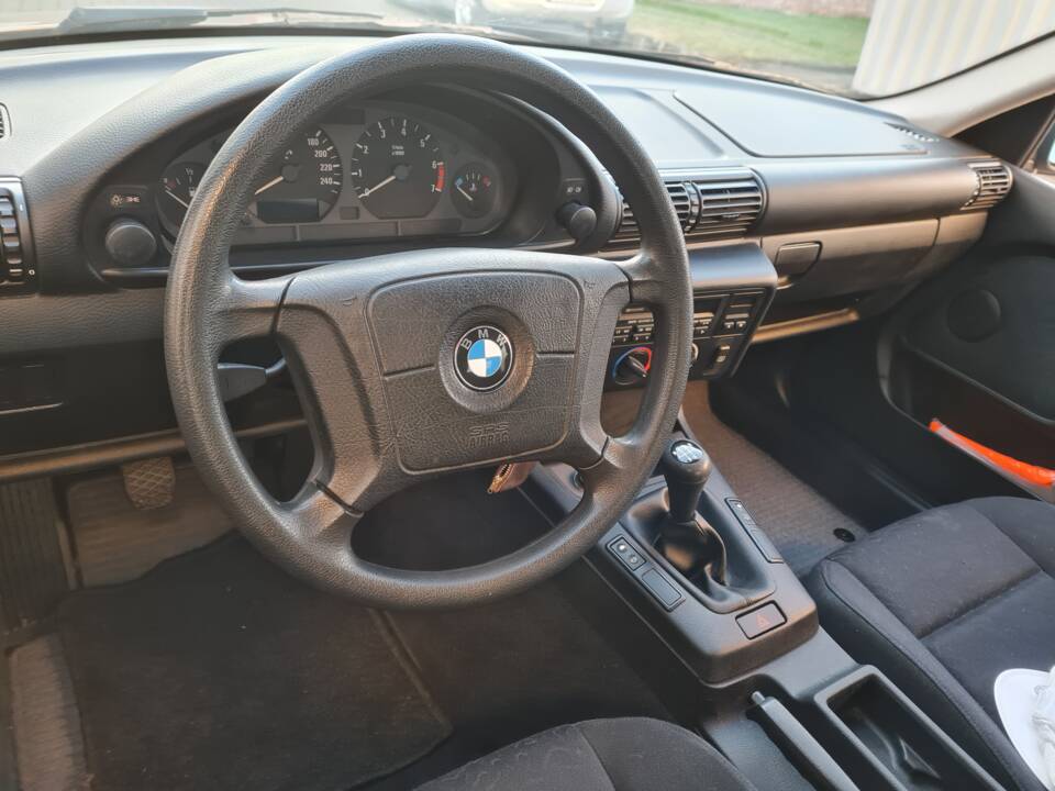 Immagine 8/14 di BMW 316i Compact (1995)