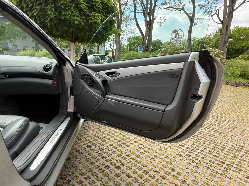Image 18/29 of Mercedes-Benz SL 55 AMG (2004)