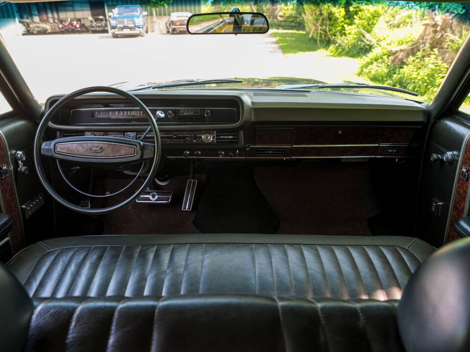 Image 16/28 of Ford LTD Country Squire (1968)