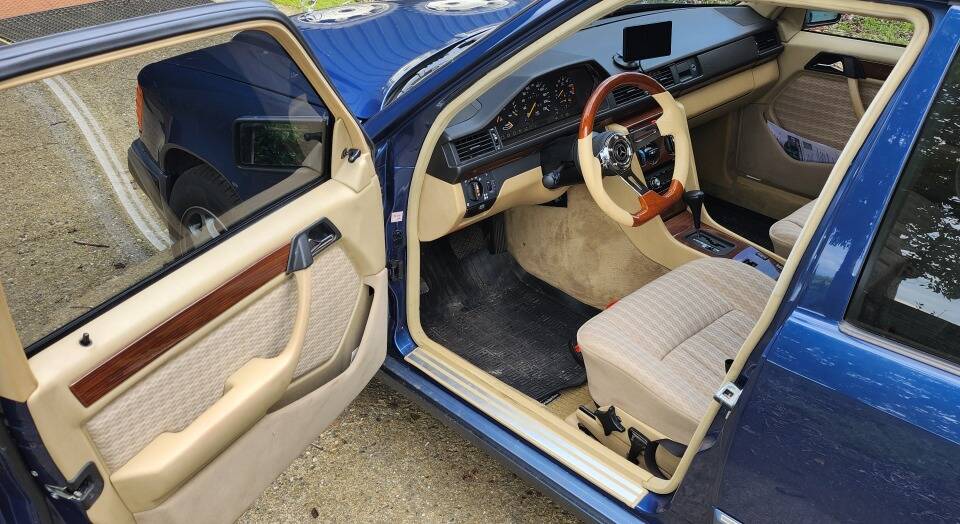 Image 5/8 of Mercedes-Benz 230 E (1989)