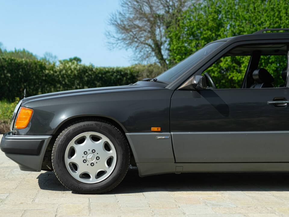 Immagine 17/44 di Mercedes-Benz 200 TE (1992)