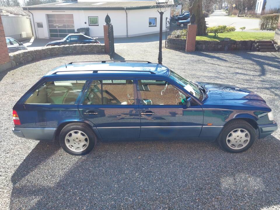 Bild 5/15 von Mercedes-Benz E 300 T 4MATIC (1994)