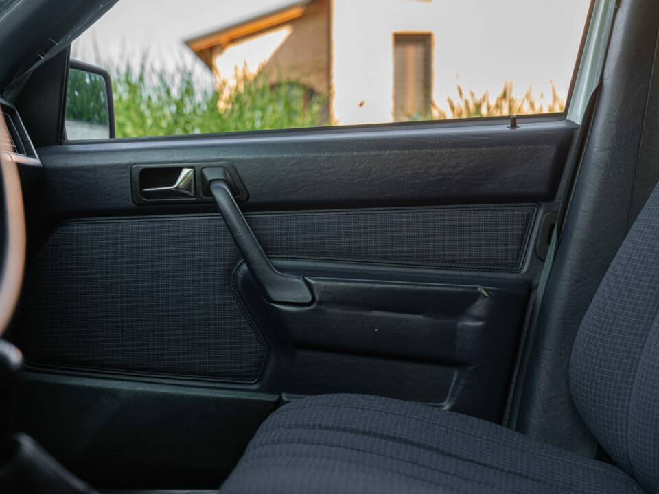 Afbeelding 25/44 van Mercedes-Benz 190 E (1987)