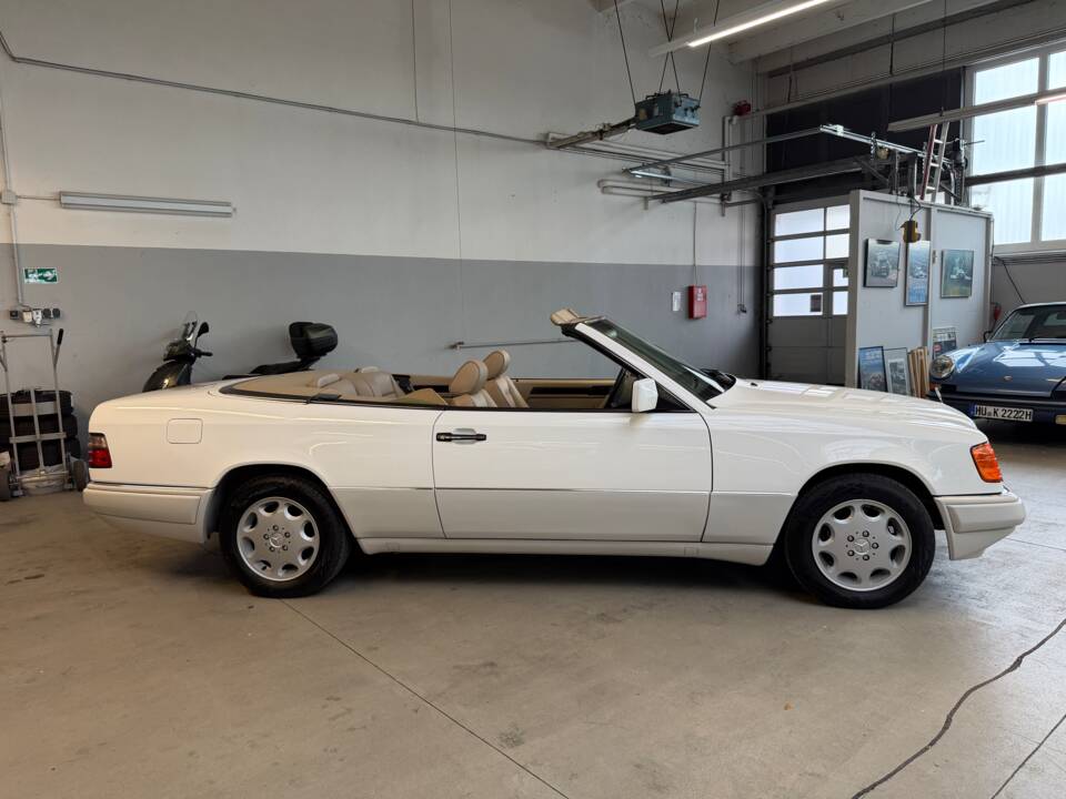 Bild 7/34 von Mercedes-Benz E 320 (1996)