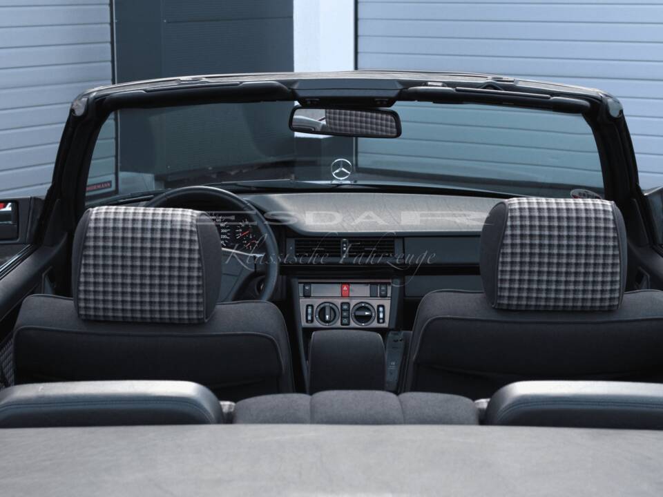 Bild 29/31 von Mercedes-Benz E 200 (1996)