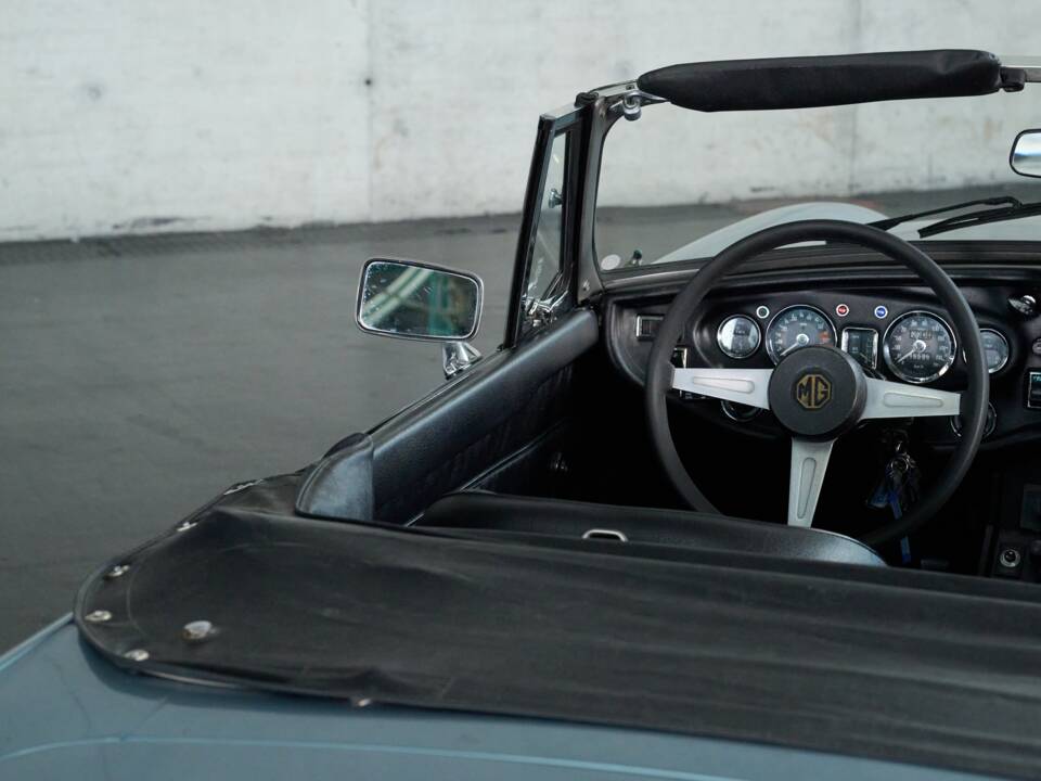 Image 26/50 of MG MGB (1976)