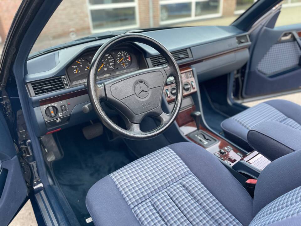 Image 11/25 of Mercedes-Benz E 200 (1996)