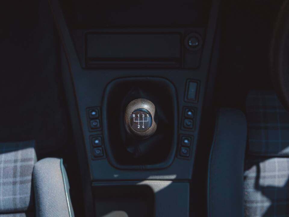 Bild 21/36 von BMW 318i (1991)