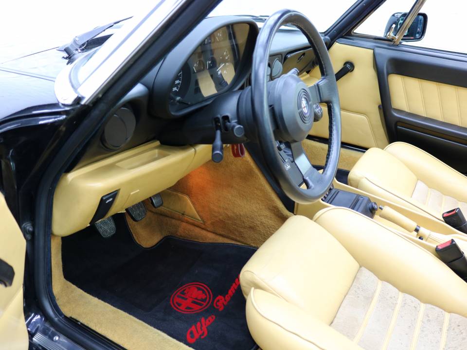 Imagen 12/38 de Alfa Romeo 2.0 Spider (1990)
