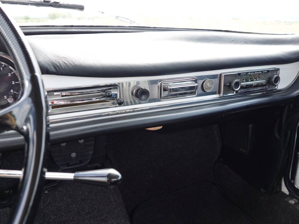 Image 20/36 de Peugeot 404 Coupé (1967)