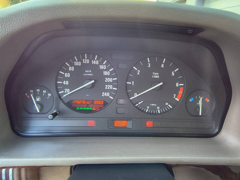 Bild 14/32 von BMW 520i (1994)