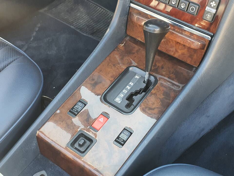 Image 25/34 of Mercedes-Benz 560 SL (1987)