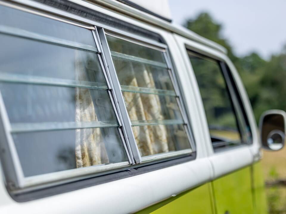 Image 10/47 of Volkswagen T2b Camper (1977)